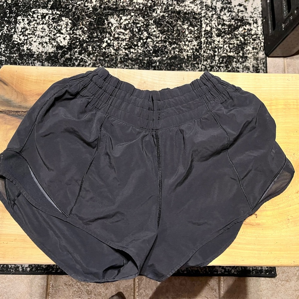 Lululemon Hotty hot high rise 2.5 short size 6